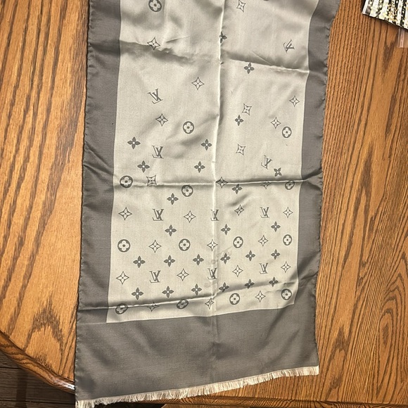 Authentic Louis Vuitton 💯 silk scarf - Picture 14 of 16